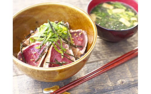 焼きが命！ 藁焼き かつおのたたき 1.5kg (藻塩付き) 訳あり サイズふぞろい / 鰹 かつお カツオのたたき 鰹のたたき 冷凍 真空【nks106A】