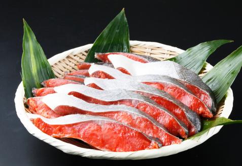 【天然鮭使用】大ボリューム！こだわり仕込の天然紅サケ切身 約1kg（約9切れ～11切れ）| 鮭 シャケ 魚 切り身 焼き魚 ご飯のおとも おかず おつまみ【uot715C】