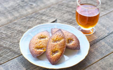 串本産の金柑とトルコ産のヘーゼルナッツの濃厚マドレーヌ（14個入り）【cel101】