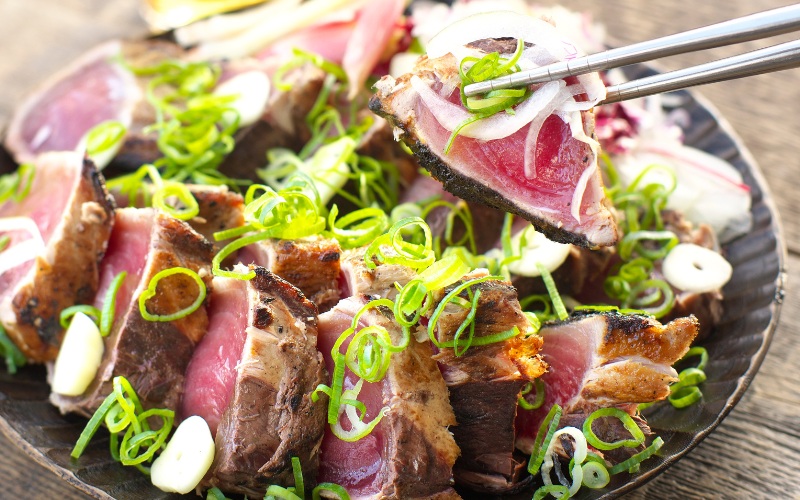 【串本町×北山村】黄金藁焼一本釣り鰹タタキ1kgとじゃばらポンズ100mlのセット かつおのたたき カツオ わら焼き 【1か月以内に発送】【nks100B】