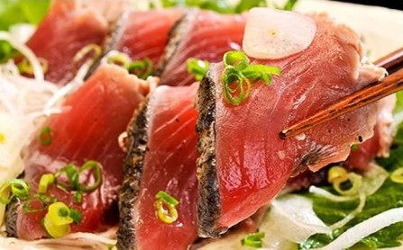 【串本町×北山村】黄金藁焼一本釣り戻り鰹タタキ3kgとじゃばらポンズ100mlのセット＜1か月以内に発送＞【nks101】