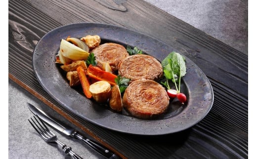 ＜大山物語＞　氷温熟成 大山豚手造りロールステーキ（オニオンソース付き）