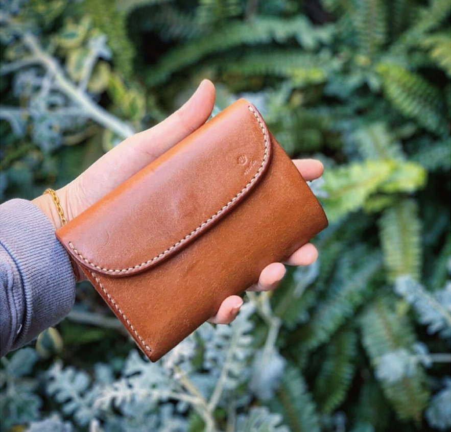 ＭＯＴＯマットバケッタ三つ折りミドルウォレット（GREEN）本池秀夫監修　LEATHER ARTS & CRAFTS MOTO