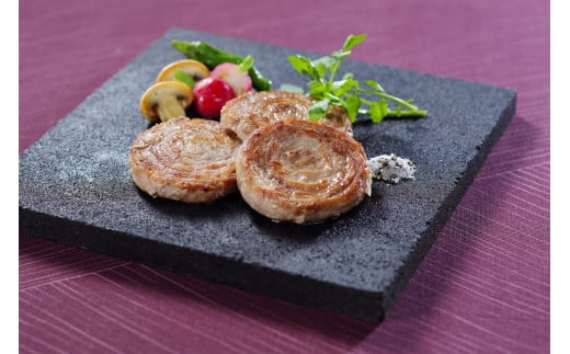 ＜大山物語＞　氷温熟成 大山豚手造りロールステーキ（オニオンソース付き）