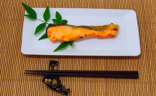 【真空冷凍】 関金サーモン 切り身 二段仕込み西京漬け 480g（60g×8切れ） マス トラウトサーモン 鮭 さけ シャケ 国産鮭 西京漬け鮭 鮭切身 サーモン 国産サーモン サーモン切身 養殖サーモン 真空冷凍