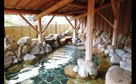 こちらは露天風呂。岩風呂、木風呂それぞれに露天風呂があります。