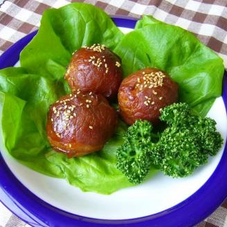 3．若桜肉巻きおにぎり　BOOむす