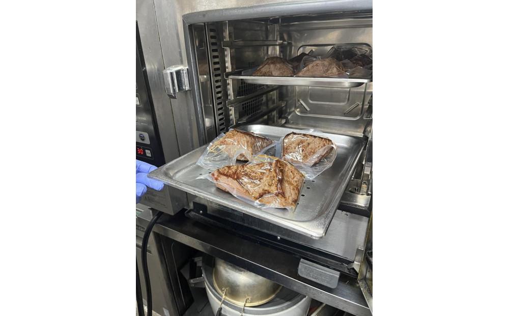 鳥取和牛のオーブン焼き（300ｇ）特製燻製ソース付