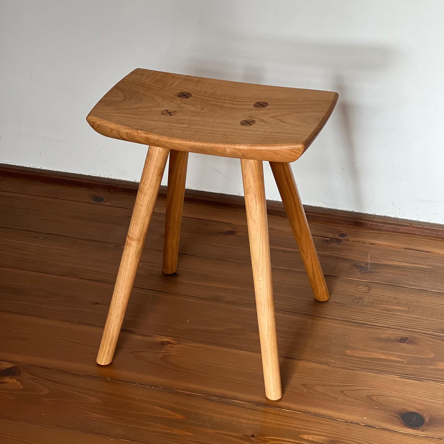 160K.■ドモク堂■桜彫りスツール〔椅子〕