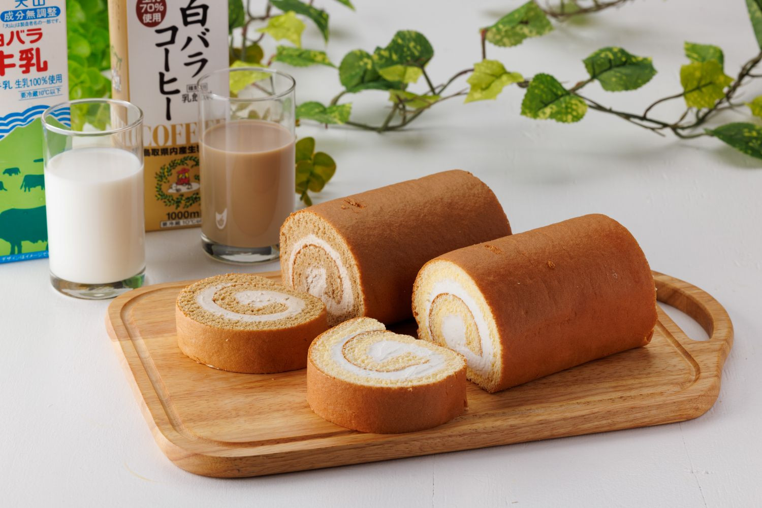 1078.白バラ生ロールケーキギフトとみるく畑８個入