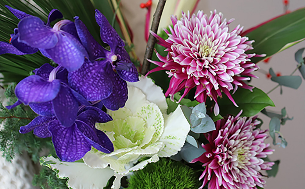 678.素敵に飾れるお正月ブーケセット【紫紺】――紫紺の蘭で迎える新年。華やかなお正月ブーケ（ガラスベース付き）