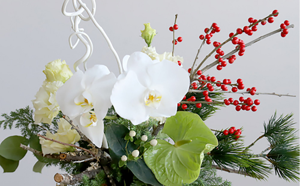 679.素敵に飾れるお正月ブーケセット【紅白】――胡蝶蘭で迎える特別な新年。縁起の良い紅白カラーのお正月ブーケ（ガラスベース付き）