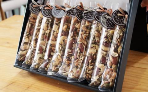 メープルナッツ&南部町産小麦のクラッカー