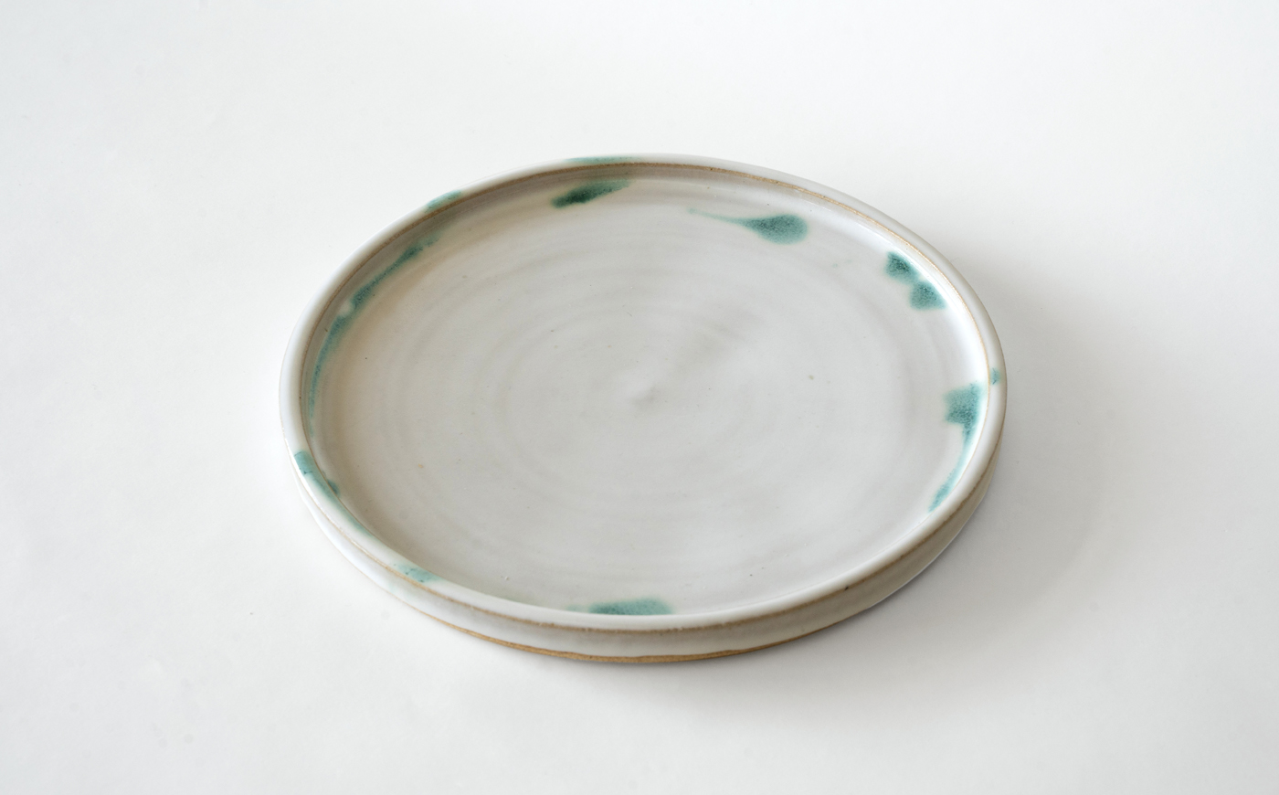 法勝寺焼松花窯　白に緑釉流し／リム皿1