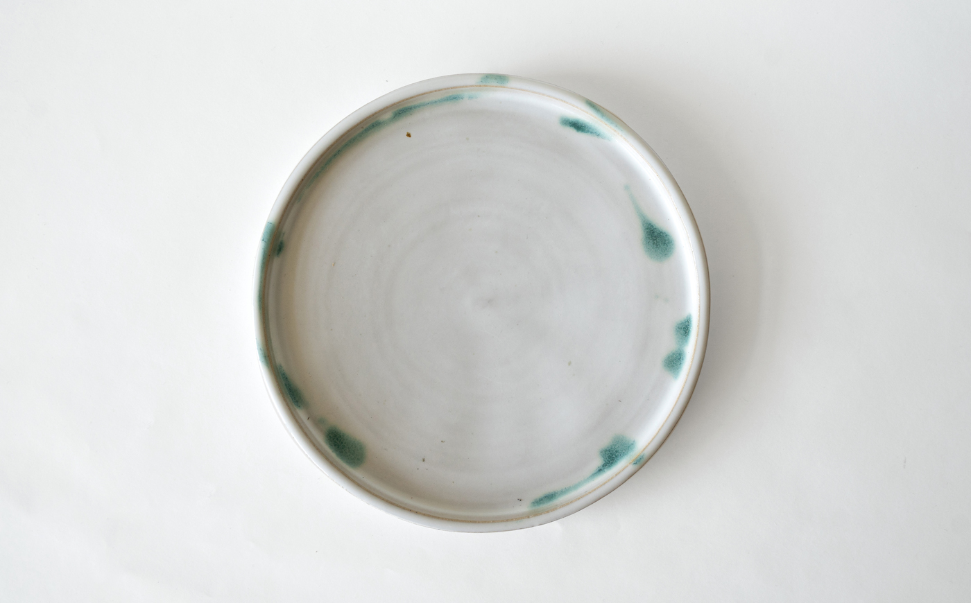 法勝寺焼松花窯　白に緑釉流し／リム皿1