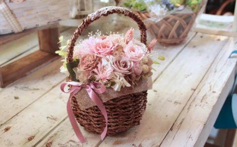 ニュアンスピンクの花かごギフト