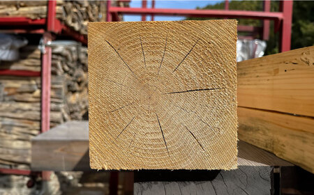 燃えやすいスギ柱の端材を使用！大工さんの薪 約25kg 140サイズ段ボール1箱(重量160サイズ相当) 島根県松江市/やおら林業舎 [ALFB001] アウトドア キャンプ