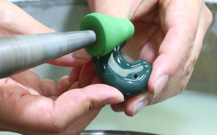 【数量限定】【全国で唯一継承】工房製作 出雲型勾玉24ミリ 青石(碧玉) 島根県松江市/株式会社めのや [ALHQ004]