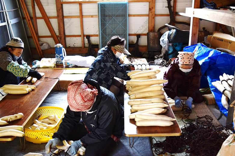 浜田市弥栄町のおばあちゃんたちの手作り「いぶり香香（こうこう）」 漬物 野菜 だいこん たくあん 大根 いぶりこうこう 燻製 おつまみ お酒のお供 【109_1352】