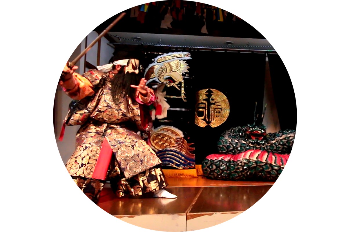 温泉総選挙「うる肌部門」全国第1位記念 かめや旅館 一泊二日ペア宿泊プラン＜迫力満点伝統石見神楽の鑑賞付き＞ 【1日1組限定】 宿泊券 宿泊チケット ペアチケット トラベル 旅行 温泉 食事 神楽 鑑賞 島根県 【188_1958】