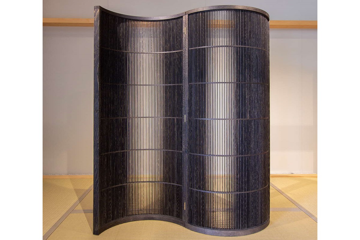 組子細工 衝立 「波」 2連 （栗・鉄水仕上げ）組子細工 組子 パーティション 工芸品 伝統工芸 木製 栗 曲げ組子 【031_1982】