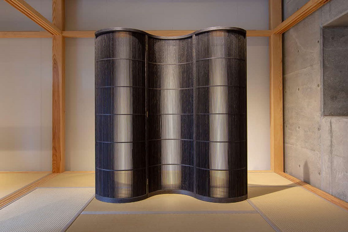 組子細工 衝立 「波」 3連 （栗・鉄水仕上げ） 組子細工 組子 パーティション 工芸品 伝統工芸 木製 栗 曲げ組子 【031_1983】