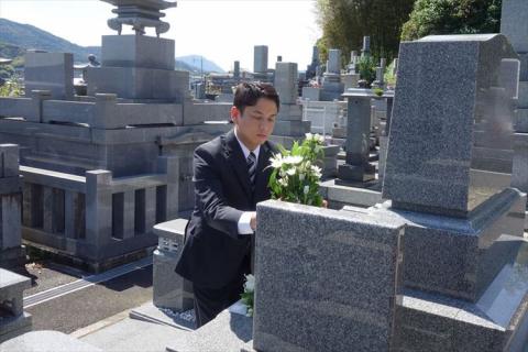 【浜田市内限定】お墓参り代行サービス（1回）仏花【生花】・写真入り報告書付き お墓参り 代行 代行サービス 報告書 付き 浜田市 お盆 お彼岸 【158_1931】