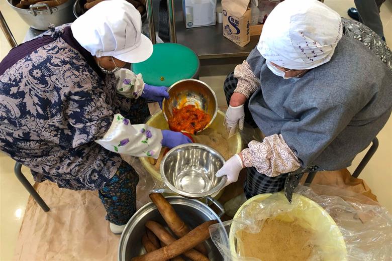 浜田市弥栄町のおばあちゃんたちの手作り「いぶり香香（こうこう）」 漬物 野菜 だいこん たくあん 大根 いぶりこうこう 燻製 おつまみ お酒のお供 【109_1352】