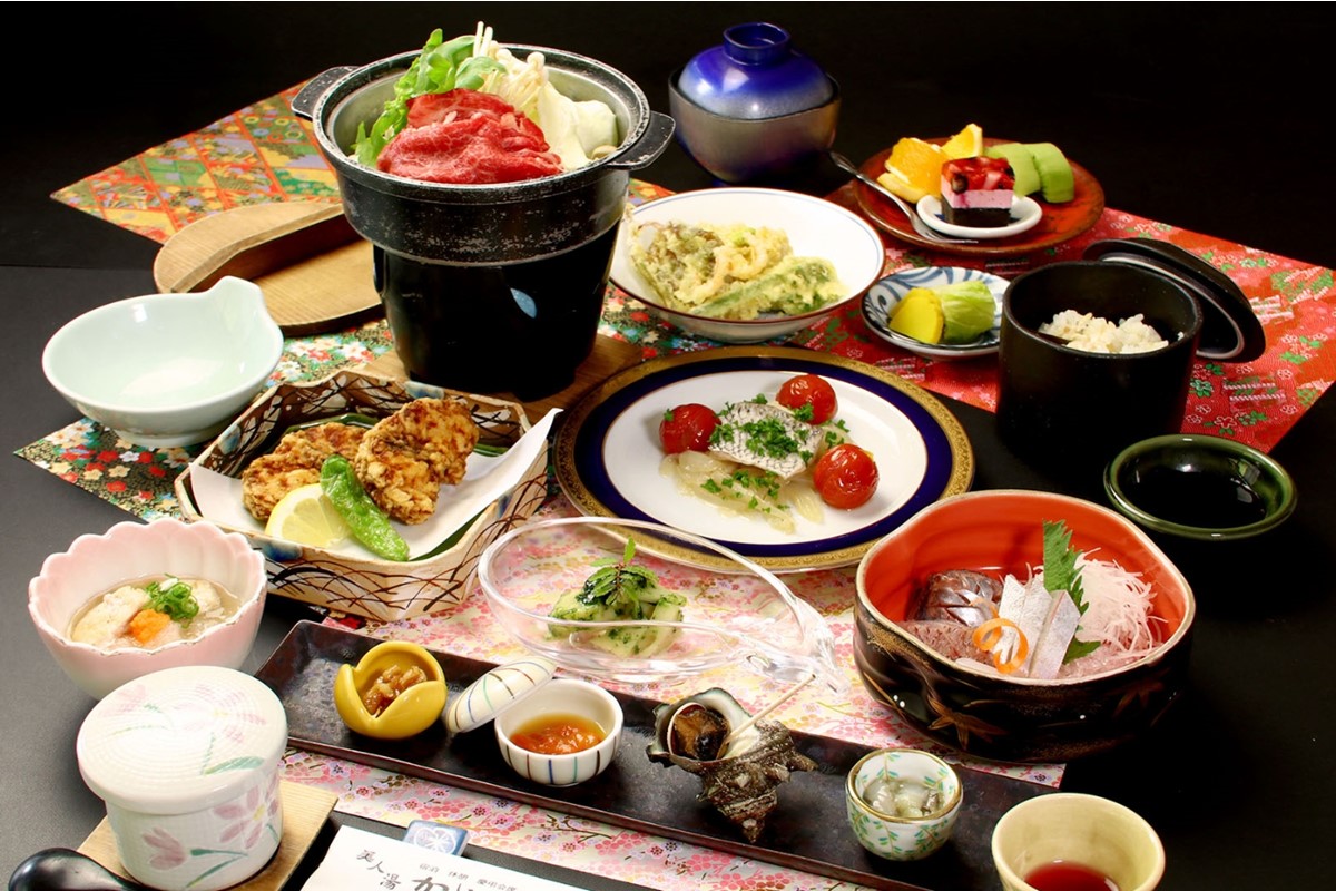 温泉総選挙「うる肌部門」全国第1位記念 かめや旅館 一泊二日ペア宿泊プラン＜迫力満点伝統石見神楽の鑑賞付き＞ 【1日1組限定】 宿泊券 宿泊チケット ペアチケット トラベル 旅行 温泉 食事 神楽 鑑賞 島根県 【188_1958】