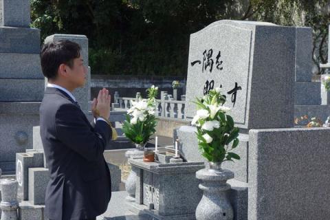 【浜田市内限定】お墓参り代行サービス（1回）仏花【生花】・写真入り報告書付き お墓参り 代行 代行サービス 報告書 付き 浜田市 お盆 お彼岸 【158_1931】