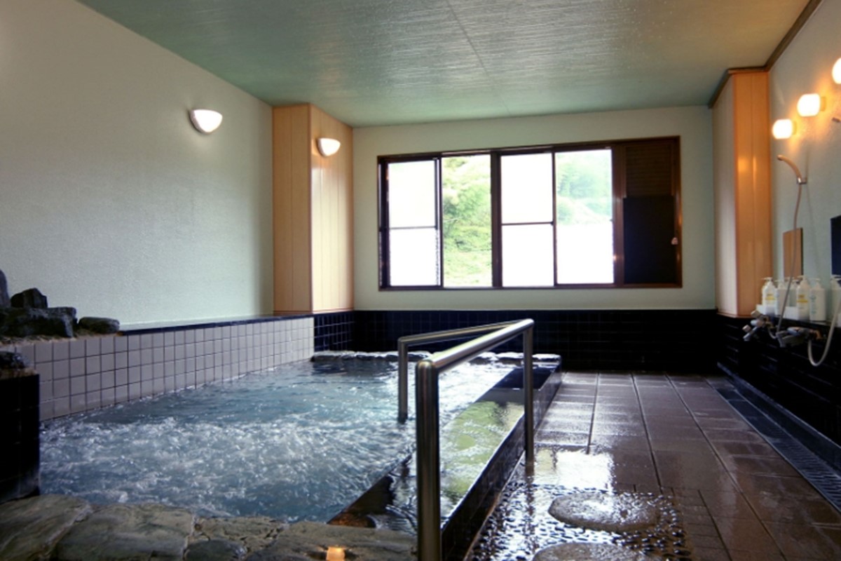 温泉総選挙「うる肌部門」全国第1位記念 かめや旅館 一泊二日ペア宿泊プラン＜迫力満点伝統石見神楽の鑑賞付き＞ 【1日1組限定】 宿泊券 宿泊チケット ペアチケット トラベル 旅行 温泉 食事 神楽 鑑賞 島根県 【188_1958】