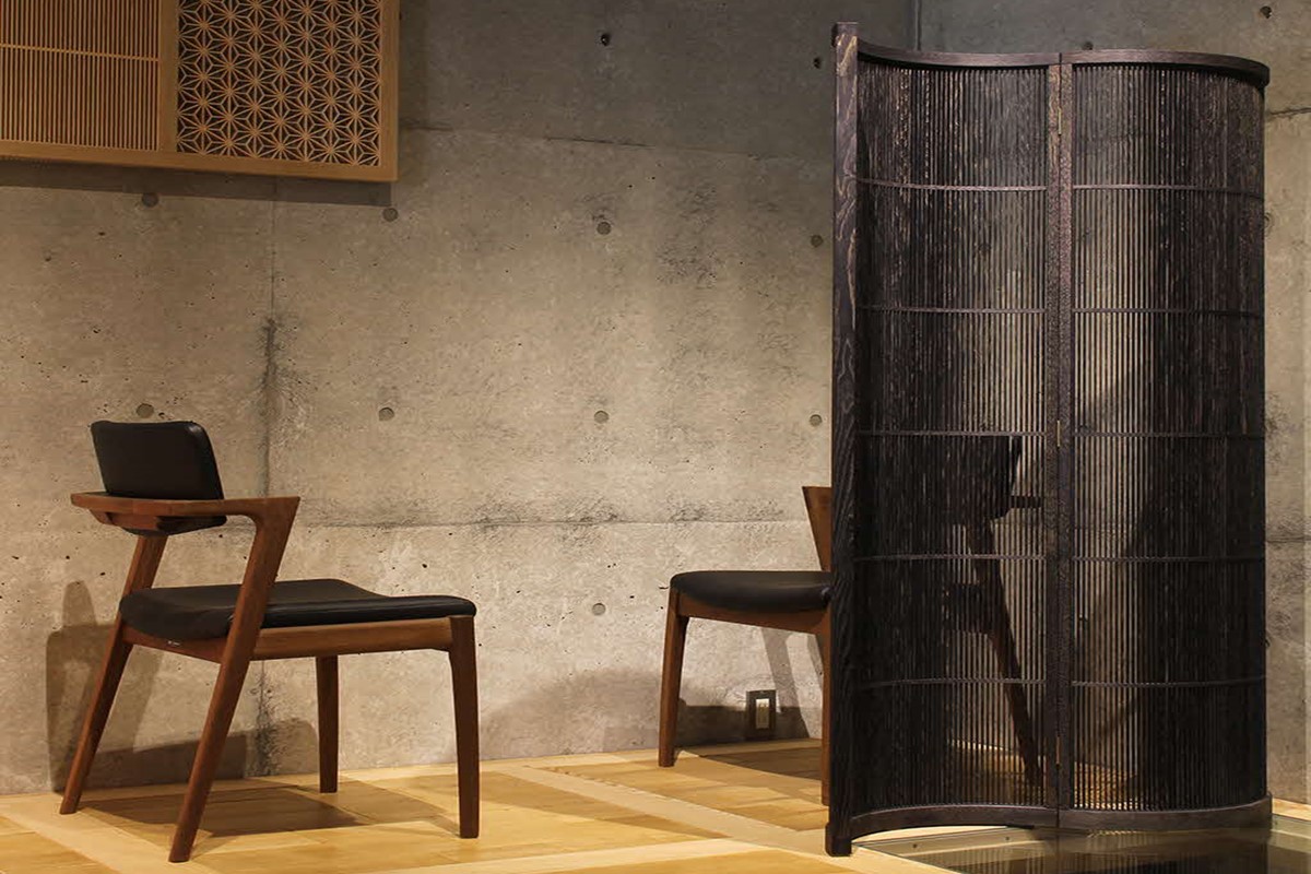 組子細工 衝立 「波」 2連 （栗・鉄水仕上げ）組子細工 組子 パーティション 工芸品 伝統工芸 木製 栗 曲げ組子 【031_1982】