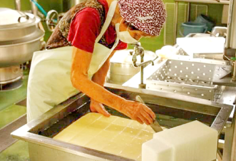 A-789 真砂のとうふ 3種セット（桶、木綿、厚揚げ）【木綿豆腐 桶豆腐 厚揚げ 各2個 加工食品 豆腐 とうふ 厚揚げ 手作り 釜焚き製法 直火釜 大豆 遺伝子組み換えでない 保存料不使用 冷奴 冷ややっこ 湯豆腐 詰め合わせ セット 冷蔵】