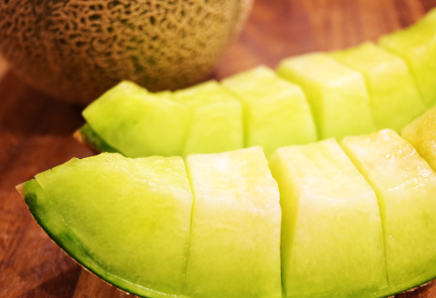 A-1162 糖度14度以上のアムスメロン秀品1玉とデラウェア3房のセット（ギフトBOX)【先行予約 メロン デラウエア 果物 くだもの フルーツ ブドウ ぶどう 葡萄 3房 アムスメロン 秀品 1玉 期間限定 季節限定 早期予約 セット】