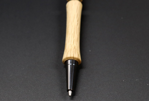 C-1227 ハンドメイドボールペン（ノック式）コナラ 1本【手作り 木 木材 世界でひとつ 個性 天然 木目 ボールポイントペン  ガンメタ シルバー ゴールド ギフト プレゼント お祝い】