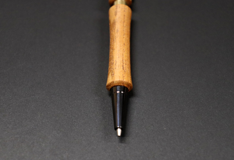 C-1233 ハンドメイドボールペン（ン ガノック式）栴檀（センダン） 1本【手作り 木 木材 世界でひとつ 個性 天然 木目 ボールポイントペンメタ シルバー ゴールド ギフト プレゼント お祝い】