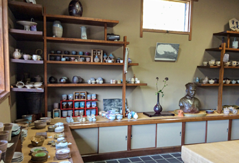 B-155 雪舟焼　酒器（赤）【おしゃれ 雲模様 酒器 セット 徳利 1本 盃 2個 雪舟焼 陶器 酒器セット 手作り ギフト 贈答 プレゼント 贈り物】