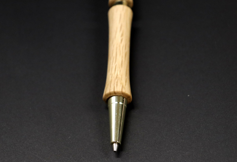 C-1227 ハンドメイドボールペン（ノック式）コナラ 1本【手作り 木 木材 世界でひとつ 個性 天然 木目 ボールポイントペン  ガンメタ シルバー ゴールド ギフト プレゼント お祝い】