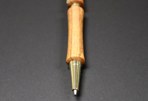 C-1232 ハンドメイドシャープペンシル（ノック式）栴檀（センダン） 1本【手作り 木 木材 世界でひとつ 個性 天然 木目 シャーペン ガンメタ シルバー ゴールド ギフト プレゼント お祝い】