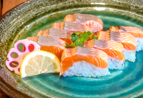 A-1078 山陰ぶち旨グルメ　境港サーモン寿し（山陰境港サーモン使用）2本【寿司 すし 棒寿司 冷凍寿司 海鮮 サーモン 魚 冷凍 セット ギフト お土産 贈答 贈り物 プレゼント お祝い ご褒美】