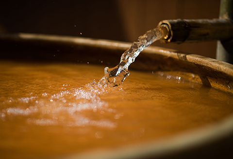 三瓶温泉の源泉100％　浴用温泉水（20L）【国産 島根県産 大田市 ナトリウム塩化物泉 低張性 弱酸性 無添加 ミネラル 鉄分 塩分 メタケイ酸 低温泉 美容 保湿 保温 美肌 】