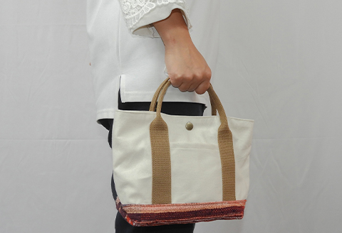 帆布と彩き織のトートバッグ（オフホワイト）「思いやり型返礼品（支援型）」【トートバッグ 1個 オフホワイト 帆布 キャンバス サキオリ 裂き織り リメイク品 着物 贈り物 プレゼント ギフト 母の日】