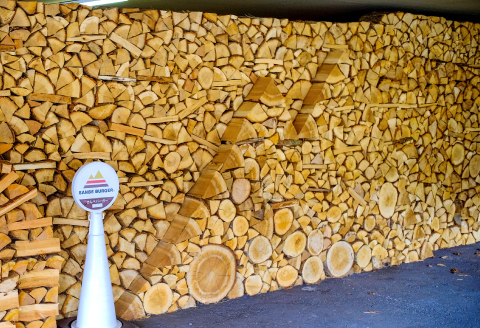 三瓶山の薪【乾燥薪 広葉樹 ナラ 楢 サクラ 桜 ノブ 約25cm 約13～16kg キャンプ BBQ バーベキュー 燻製 焚き火 薪ストーブ 暖炉 アウトドア 伐採木 島根県 大田市 国立公園】