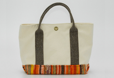 帆布と彩き織のトートバッグ（オフホワイト）「思いやり型返礼品（支援型）」【トートバッグ 1個 オフホワイト 帆布 キャンバス サキオリ 裂き織り リメイク品 着物 贈り物 プレゼント ギフト 母の日】