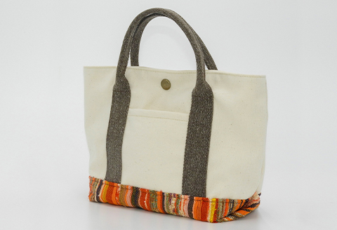 帆布と彩き織のトートバッグ（オフホワイト）「思いやり型返礼品（支援型）」【トートバッグ 1個 オフホワイト 帆布 キャンバス サキオリ 裂き織り リメイク品 着物 贈り物 プレゼント ギフト 母の日】