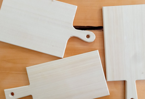 NE0580 《取っ手付き》高級木材ベイヒバのまな板 1枚【まな板 1枚 天然木 手作り 取っ手 ベイヒバ ヒバ ひば 高級 抗菌 殺菌 防湿 防虫 木工雑貨 まないた キッチン 木製 シンプル ナチュラル ウッド 家庭用 贈答用 ギフト 母の日 父の日 島根県 大田市】