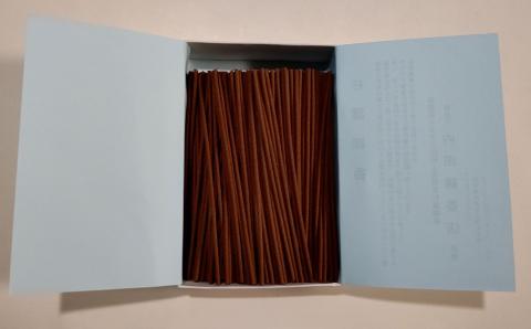 【定期便】「杉葉線香」（無着色）2箱セット（3ヵ月ごと×4回）【杉葉 線香 自然素材 手作り 伝統工芸品 こだわり 香移りしにくい お使い物 法事 素朴 手作業 化学薬品不使用 島根県 安来市 定期便】