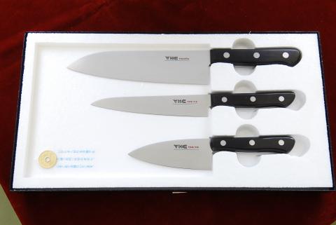 ヤスキハガネ製 包丁3本セット（三徳・ペティ・アジ出刃）【ヤスキハガネ 三徳包丁 包丁 出刃包丁 ナイフ 切れ味抜群 おしゃれ 高級 アウトドア キャンプ 万能 錆びにくい キッチン 料理 セット 鋼 全鋼 長持ち 島根県 安来市】
