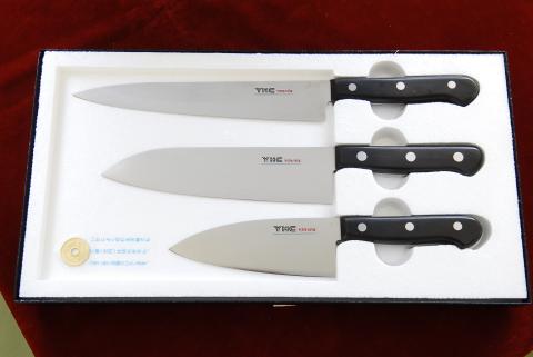 ヤスキハガネ製 包丁3本セット（三徳・柳刃・中出刃）【ヤスキハガネ 包丁 出刃包丁 ナイフ 切れ味抜群 おしゃれ 高級 万能 錆びにくい セット 基本セット 料理 キッチン用品 鋼 全鋼 ギフト 贈り物 ご自宅用 島根県 安来市】