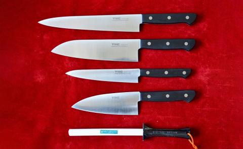 ヤスキハガネ製 包丁砥石セット【ヤスキハガネ 包丁 三徳包丁 柳刃包丁 中出刃包丁 ペティナイフ ナイフ 切れ味抜群 おしゃれ 高級 アウトドア キャンプ 万能 錆びにくい 砥石 セット アウトドア キャンプ キッチン 料理 全鋼 鋼 便利 長持ち 島根県 安来市】